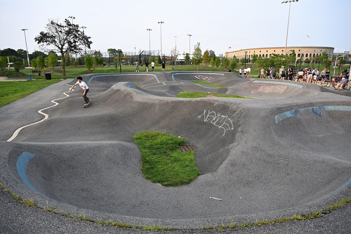 Asphaltierter Pumptrack mit Wellen und Steilkurven in einem Park